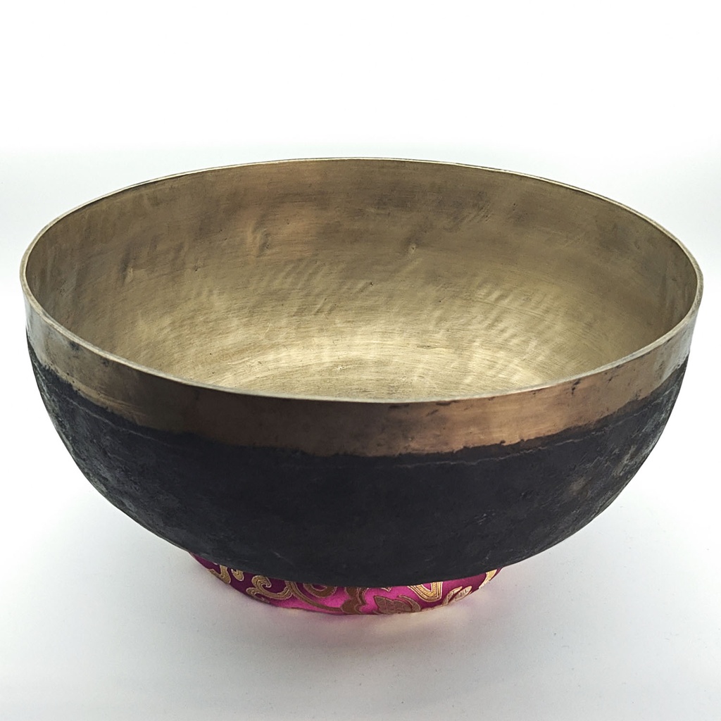 [SGP-069] KASA Ultabati Hammered Singing Bowl - D2 (34 cm, 4.1 kg)