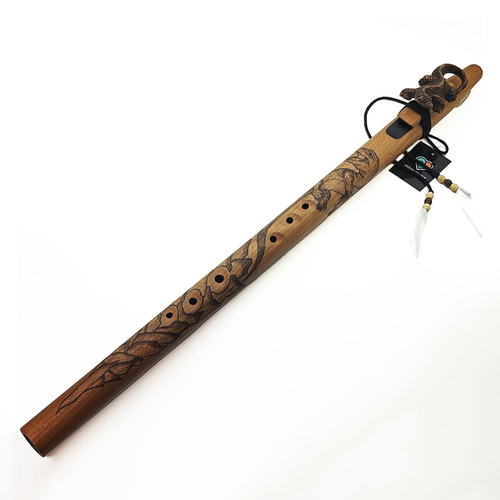 [FLT-156] JUANG FLUTES Single Carved Flute "Komodo Dragon" - C4 Minor (432 Hz, 75 cm, Teawood) (+ pouch)